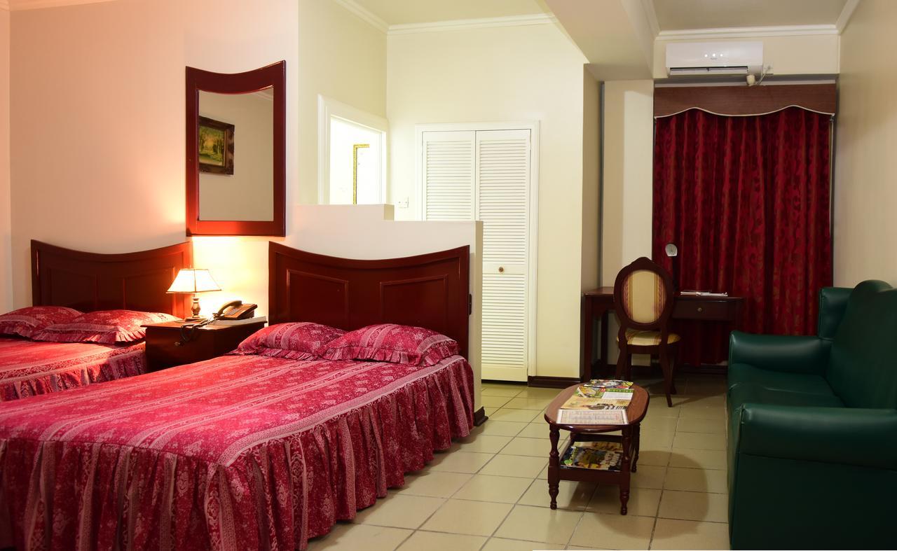Regency Suites Hotel ジョージタウン エクステリア 写真